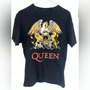 Que Black Tee with Regal Graphic